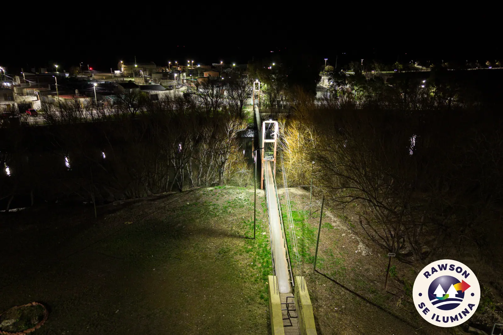 La pasarela del Área 11 ya cuenta con iluminación tras años de reclamos vecinales