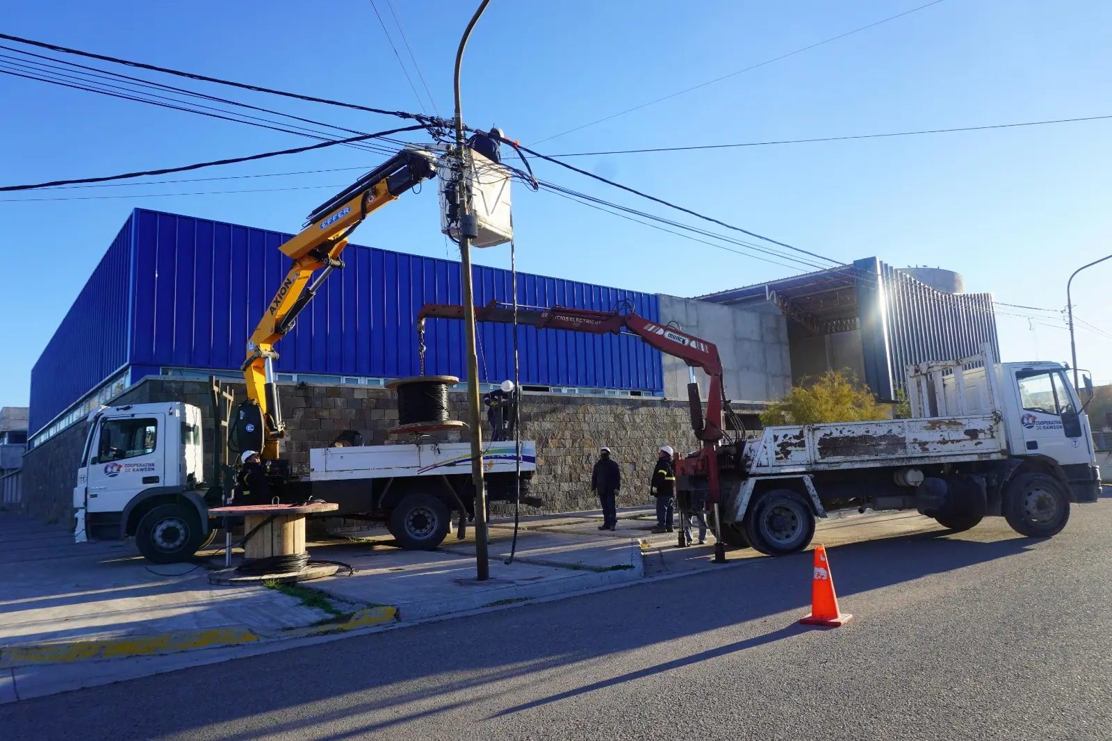 La Cooperativa avanza con trabajos eléctricos en Chacra 8 para mejorar la seguridad del sector