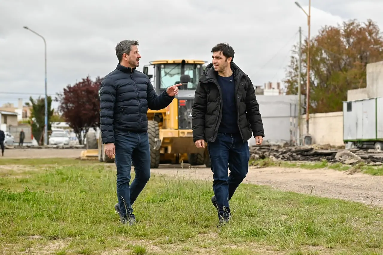 Torres supervisó el inicio de las obras para transformar la Pista Municipal de Atletismo de Trelew