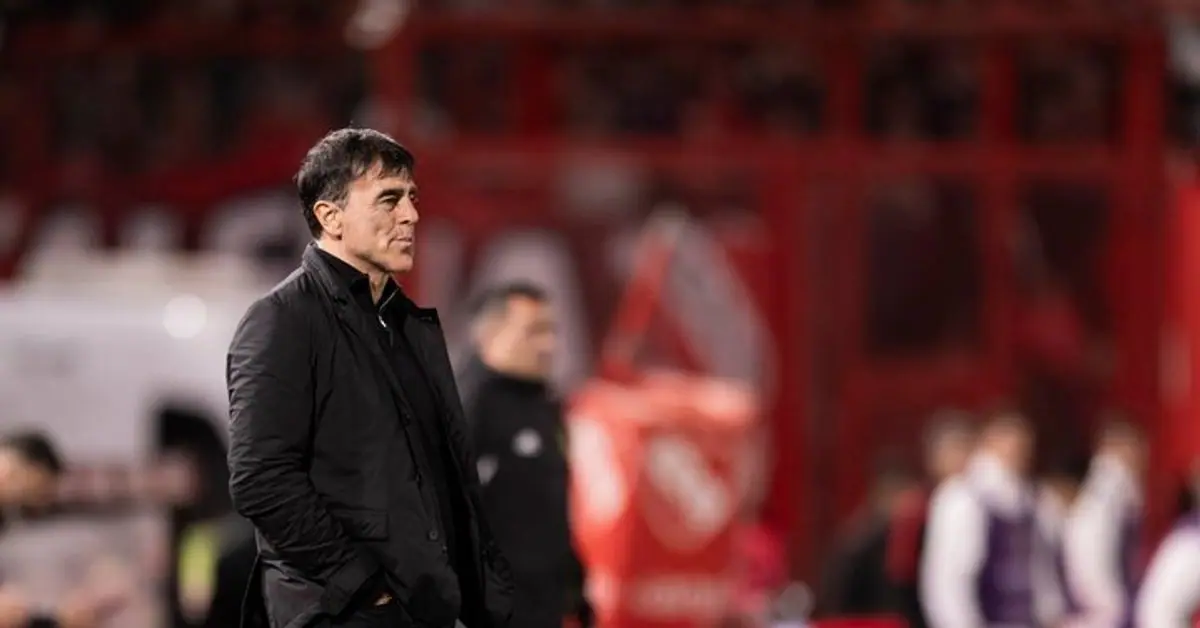 Independiente confirmó la salida del entrenador Gustavo Quinteros