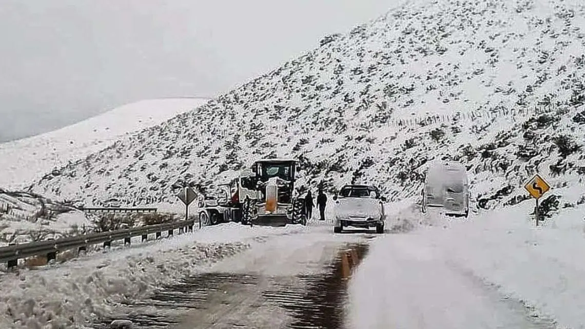 El frío extremo trajo nieve y tiñó de blanco varias zonas del país