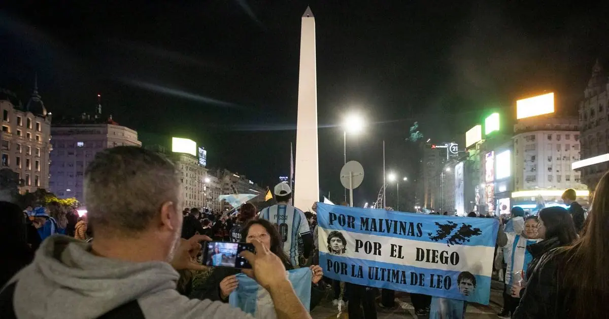 Impresionante banderazo en el Obelisco: una multitud celebra el pase de Argentina a la final del Mundial