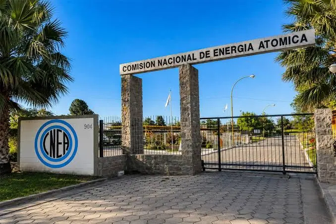 Diputados de la oposición repudiaron la ola de despidos en la CNEA