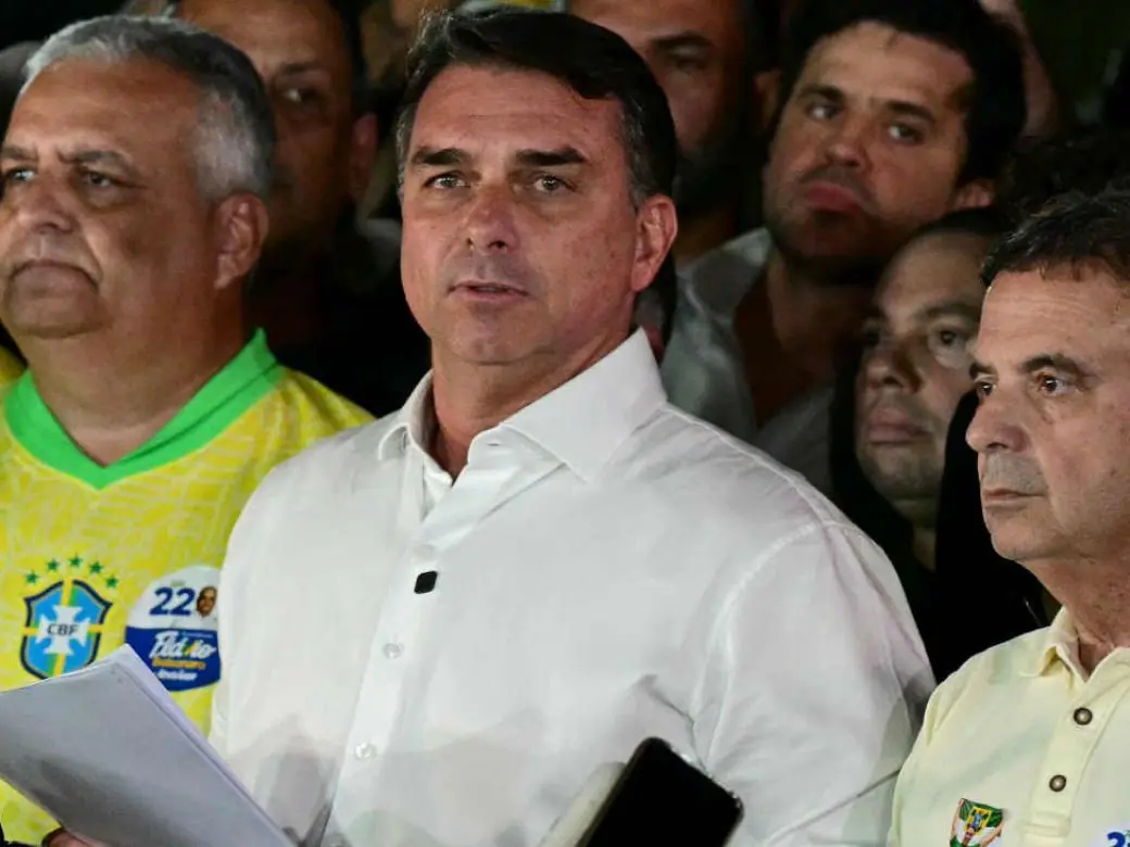 La Justicia le prohibió salir del país a Flávio Bolsonaro tras la derrota electoral