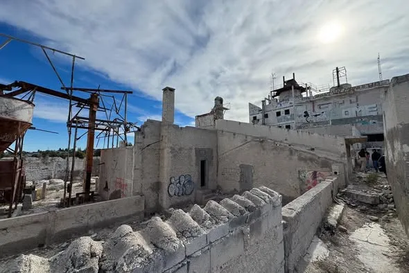 Torres anunció la demolición de la calera abandonada del barrio Corradi