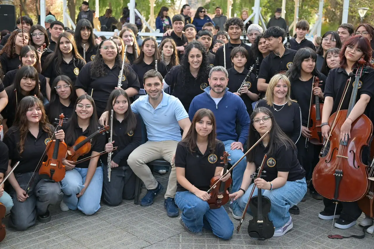 Torres acompañó el último ensayo de la Orquesta del barrio INTA antes de su presentación en el Teatro Colón