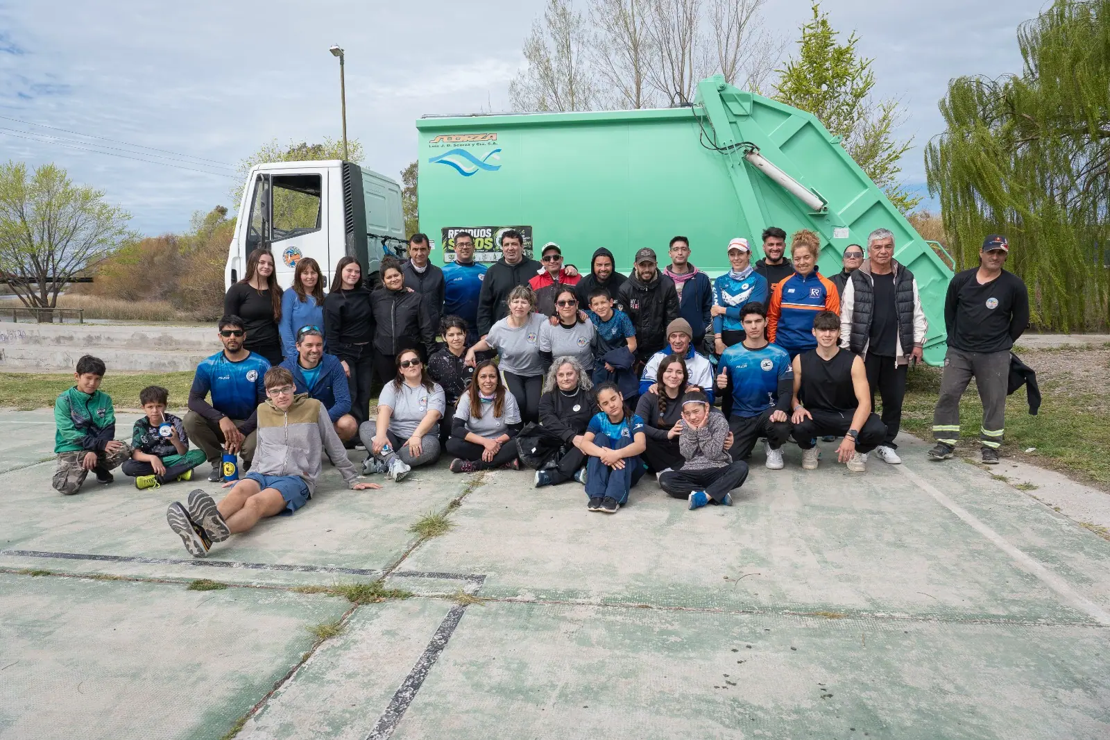 El Club Regatas retiró dos toneladas de residuos de la costa del Río Chubut