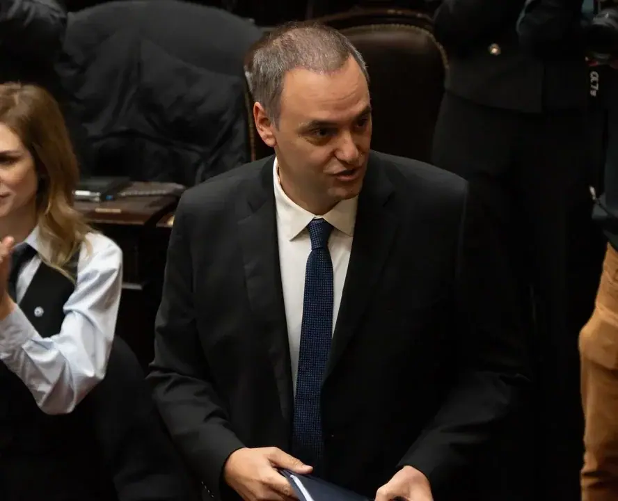 Caso Adorni: ordenan peritar el celular del contratista y avanza la investigación
