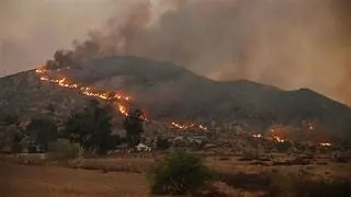 Un incendio forestal en el sur de California obliga a evacuar a más de 17.000 residentes