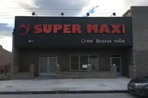 Sarmiento: Una joven será investigada por golpear a una mujer en la vereda de un supermercado