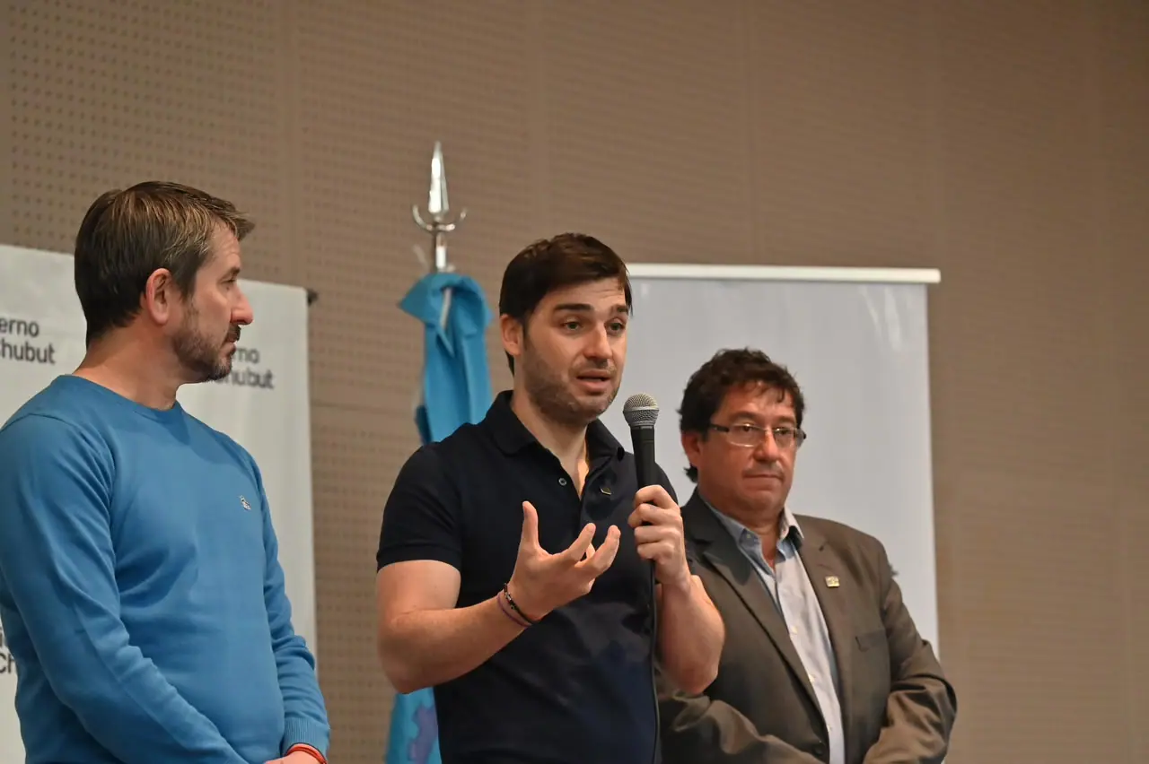 Torres entregó títulos de propiedad a vecinos de Trelew