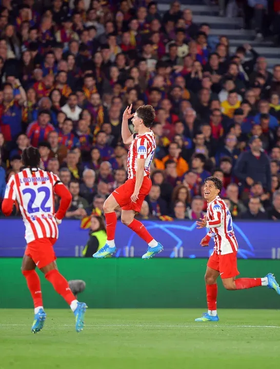 Con un golazo de Julián Álvarez, Atlético de Madrid venció al Barcelona 