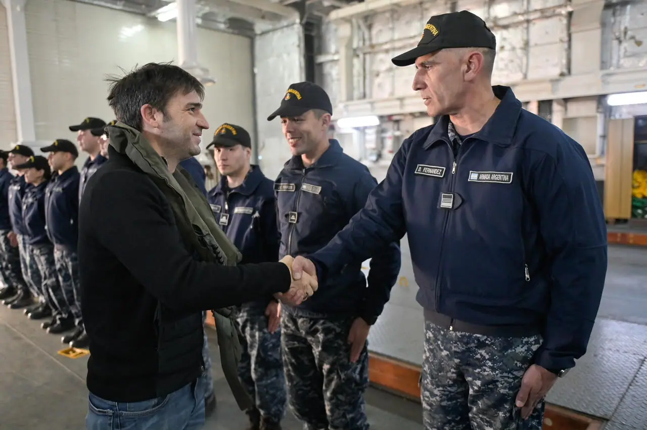 El Almirante Irízar volvió a Puerto Madryn y Torres destacó la importancia de “honrar a nuestros héroes"