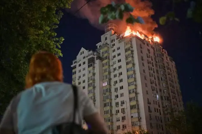 Sube a 27 el número de muertos en ataque ruso contra Kiev