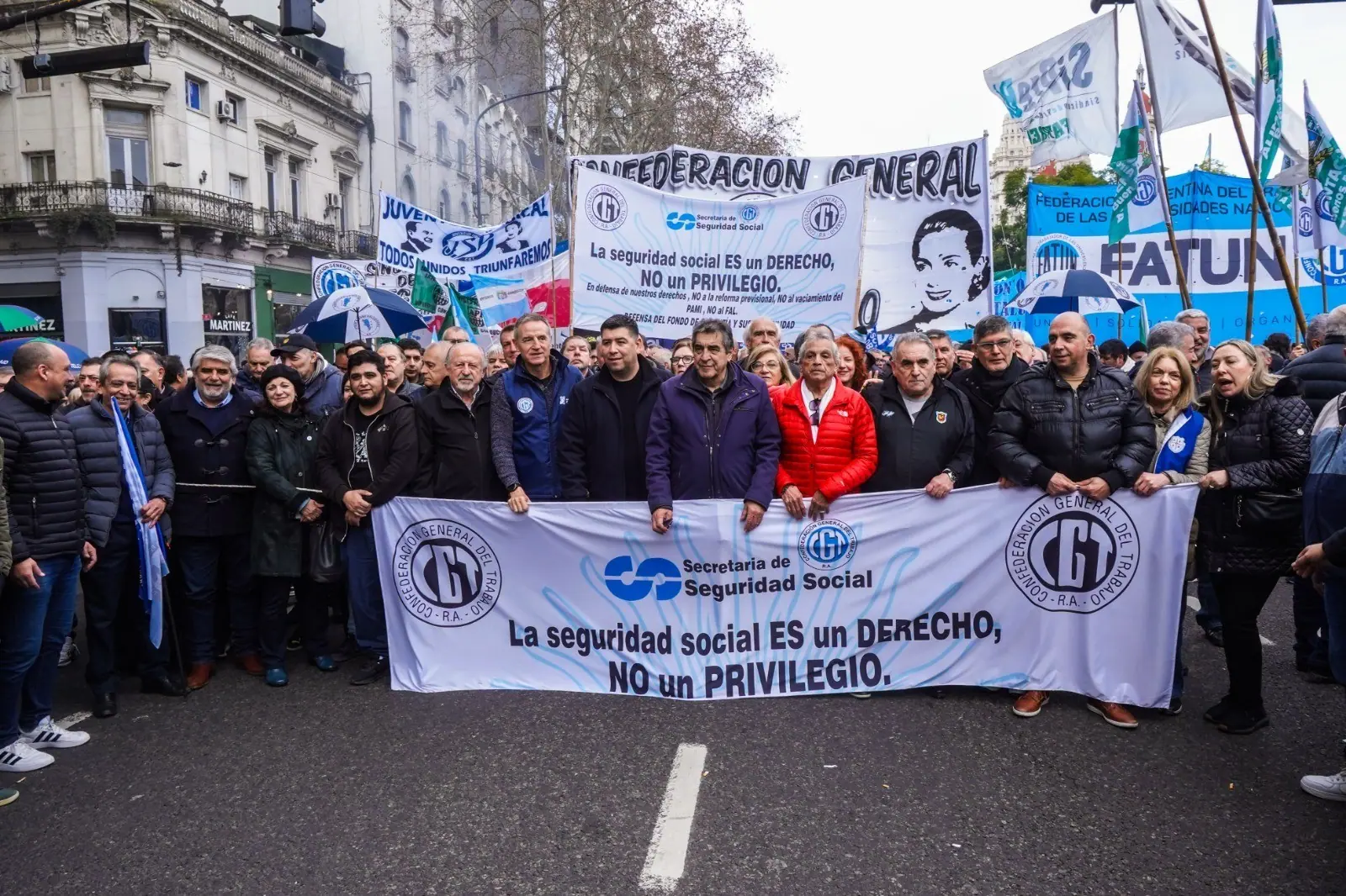 La CGT y las dos CTA marcharon junto a los jubilados con críticas al Gobierno