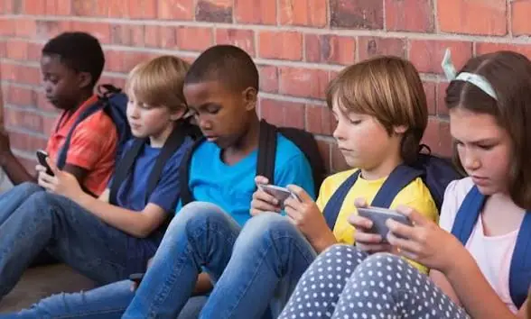 Avanzan las restricciones en el mundo a pantallas y redes sociales